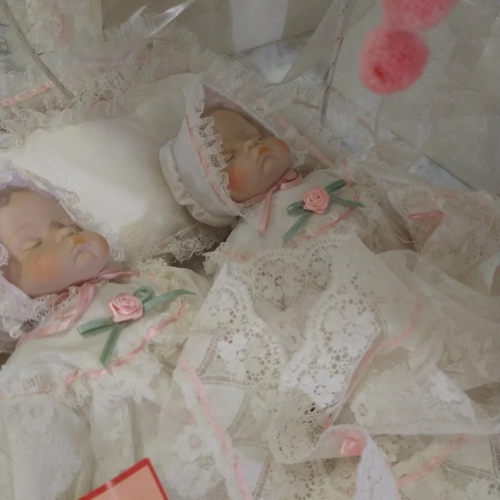 Megan and Melony twin porcelain doll set vintage - Picture 6 of 17